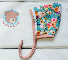Load image into Gallery viewer, Pretty Lace Floral Pixie Hat- 3-6m